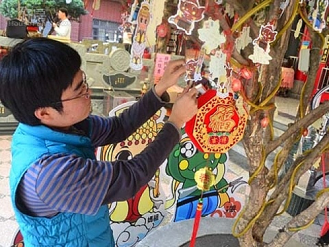 遊子返鄉獻祝福,高捷發送精裝紅包袋。