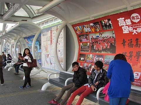 新春行好運,高市轉運站喜氣迎賓。