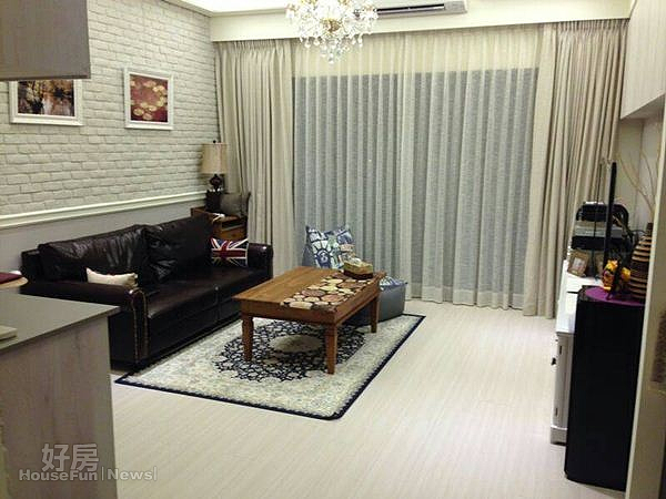 
2.客廳走混搭風，印尼的柚木茶几搭配英式牛皮沙發。