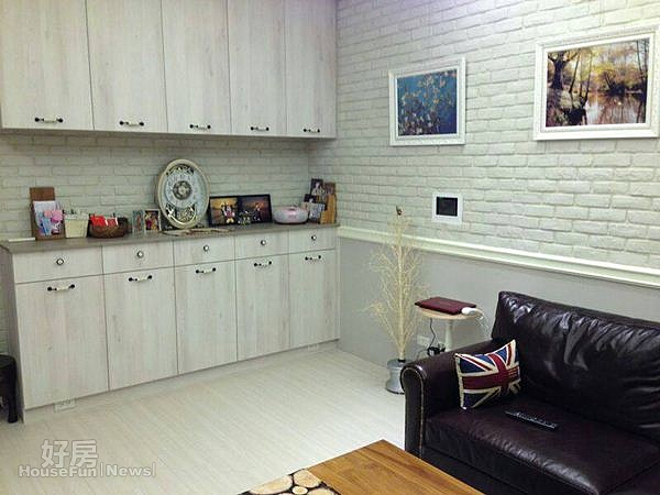 
3.因為挑高3米3，因此做了不少木櫃收納。