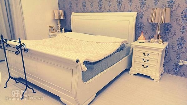 
6.蘇霈的主臥室特別訂製了雪翹床，頗有凡賽斯的風格。