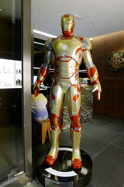 1.門口放著一座一比一等身的鋼鐵人公仔。
