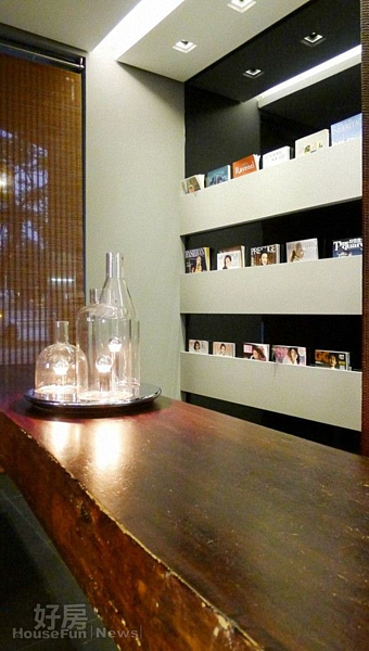 4.門口的整片木桌象徵生長與茁壯。