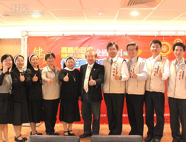 全國首創慢性病健康飲食共餐,場面溫馨又熱絡。