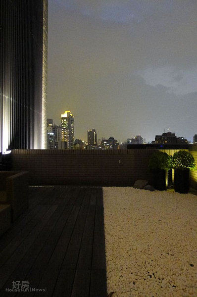 7.頂樓的觀景台可遠眺101大樓。