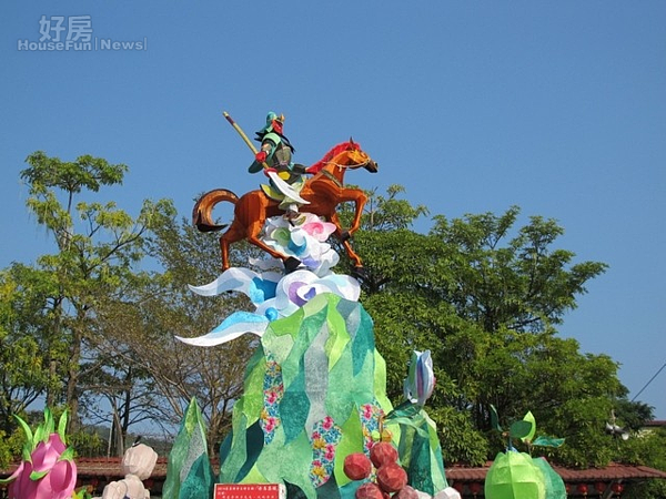 集集鄉土燈會主題燈「關公騎赤兔馬」，搶眼又有看頭。（記者吳素珍攝）