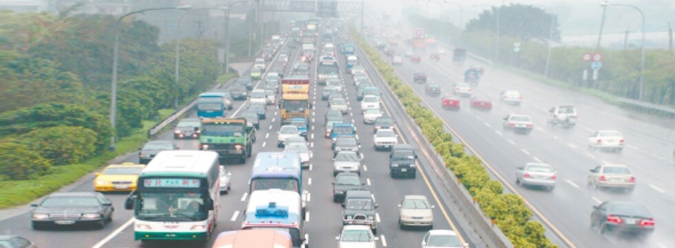 元旦3天連假開跑，國道29日下午起湧現南下車潮。（資料中心）