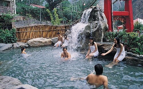 春節假期何處去，台中泡湯賞櫻行。