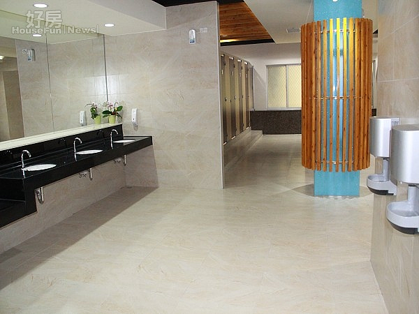 名間鄉松柏嶺受天宮，打造五星級廁所暨首創乩童盥洗室。