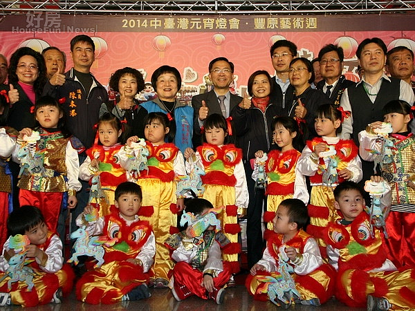 副市長蔡炳坤(中)28日到豐原區,大力宣傳「2014中台灣元宵燈會-豐原藝術週」。(記者黃玉鼎攝)