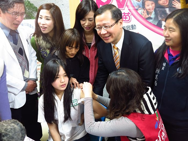 降低女學生罹患子宮頸癌風險,桃縣首創施打2萬3學生受惠。