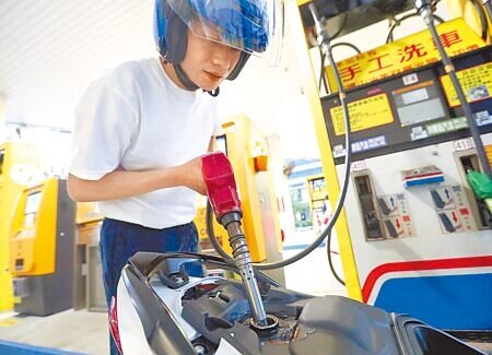 以伊衝突國際原油價格飆升,國內下周汽油漲幅預估最後會大幅縮至0.2元。(本報資料照片)