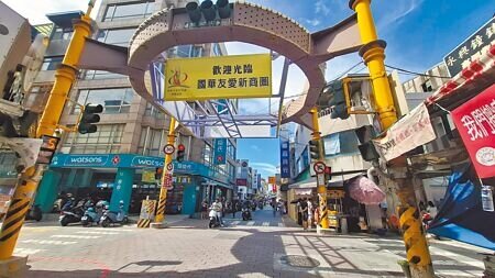 國華友愛商圈鬧雙包搶地盤,經過3年協調,台南市經發局近日一分為二畫分南、北兩區。(程炳璋攝)