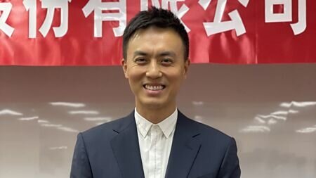力麗集團第三代接班人郭濟綱、力麗集團總裁郭銓慶的長公子郭濟綱20日「初體驗」首度坐上股東會主席台,股東也提出希望他成為「獵地王子」的期待。圖∕蔡惠芳