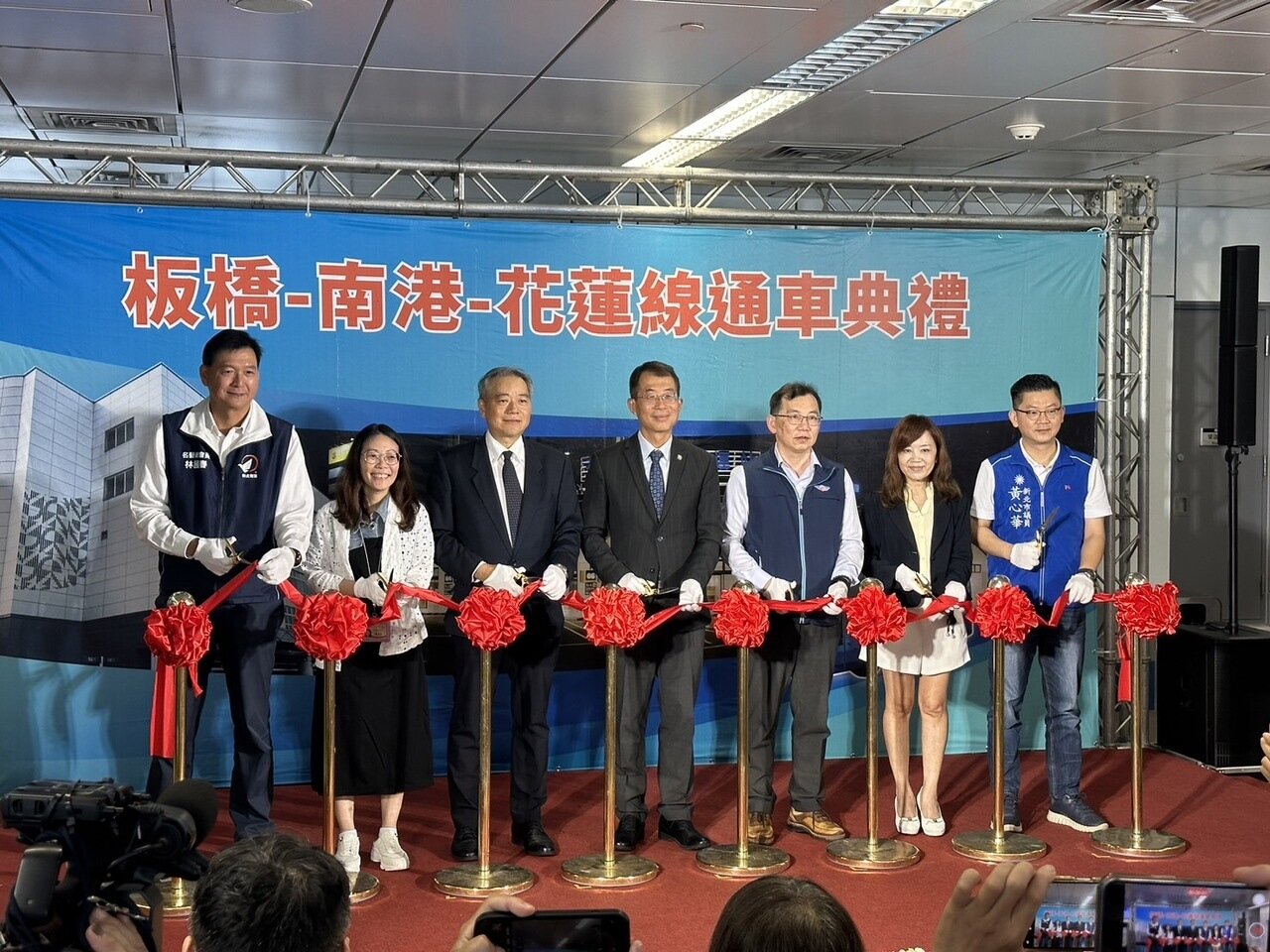公路局規畫1918路線、板橋至花蓮國道客運假日路線,昨日於新北板橋轉運站辦理通車典禮。記者李定宇/攝影