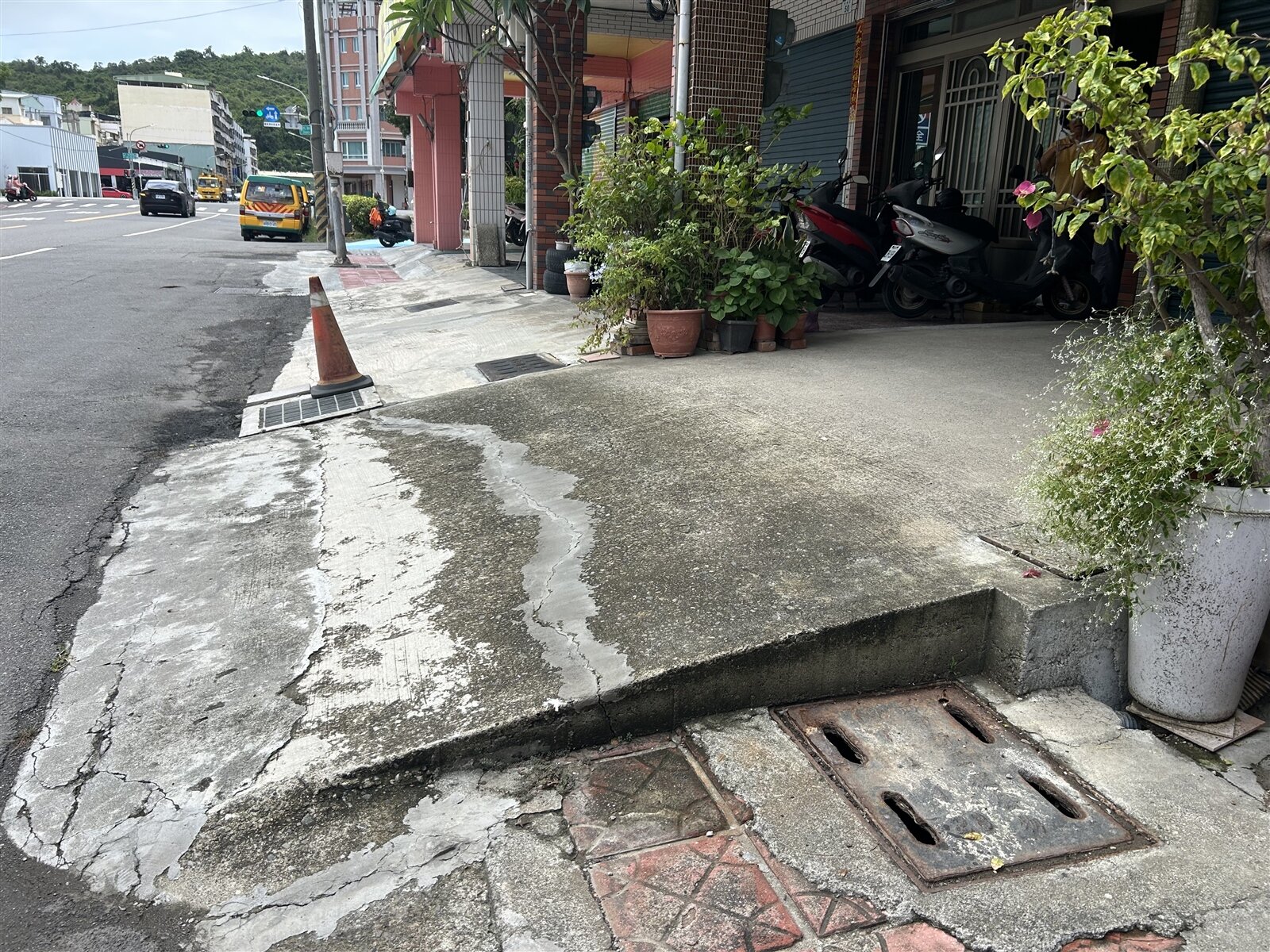 高雄鼓山內惟地區容易淹水，居民多年前墊高樓地板，但增設緩坡蓋住人行道卻引來檢舉。記者徐白櫻／攝影 