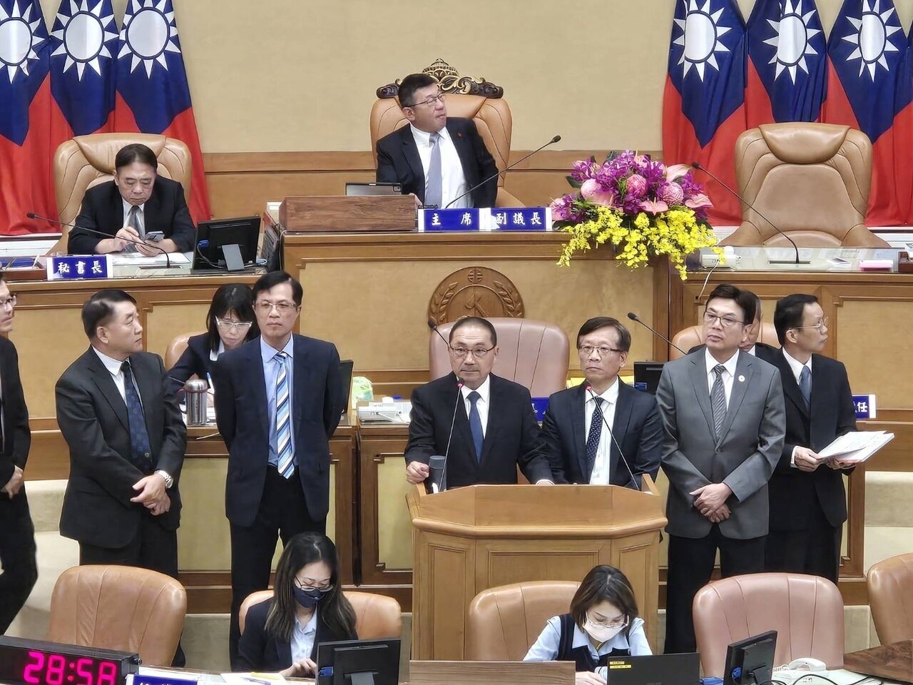 行政院日前以立法院刪減中央總預算為由,統刪地方一般性補助款,新北市長侯友宜(中)表示,為了工程進度,除了開源節流,必要的舉債也會做。記者江婉儀/攝影