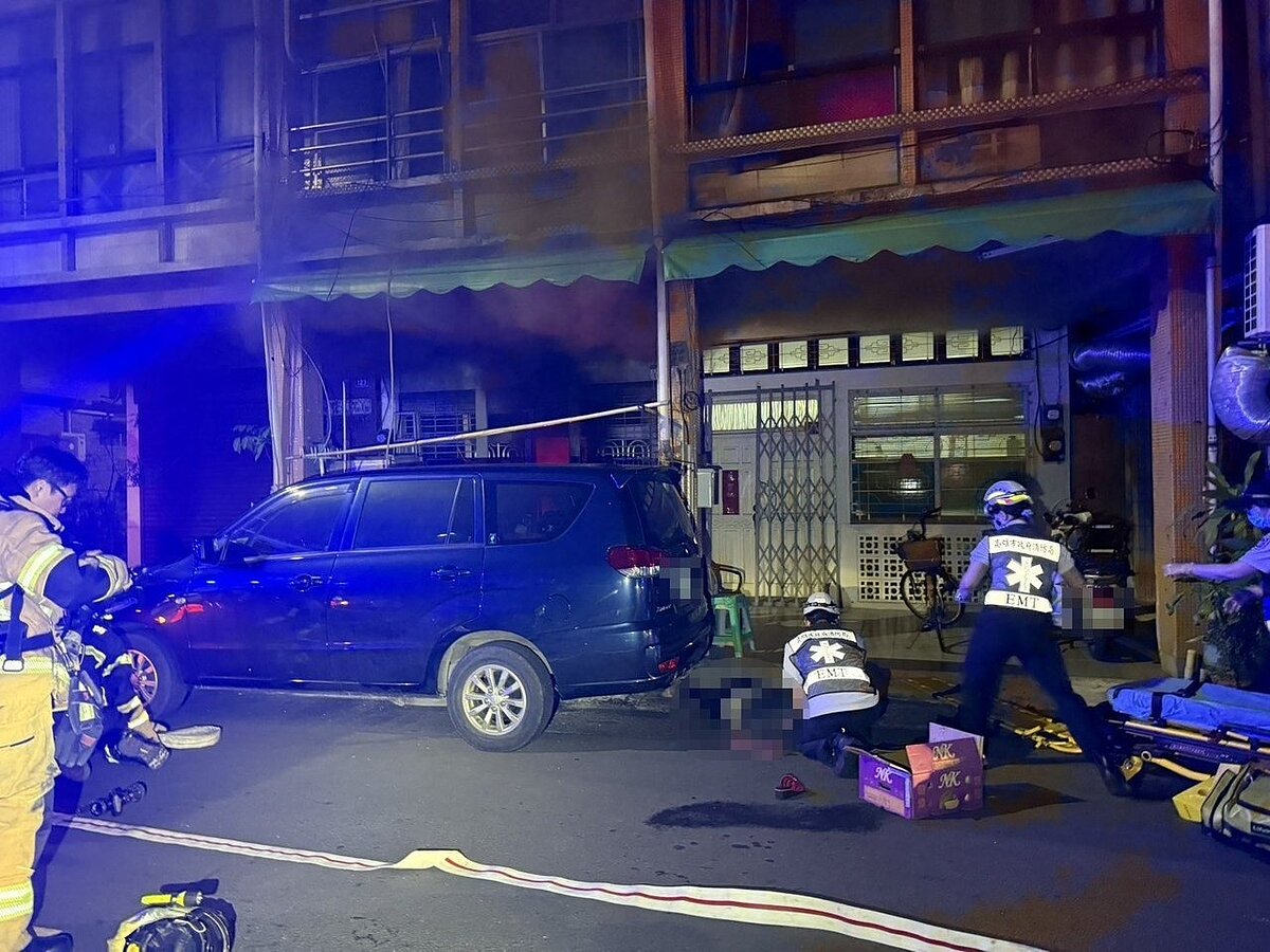 高雄市新興區仁愛二街20日晚傳出火警,消防隊員正搶救住戶。圖/記者林保光翻攝