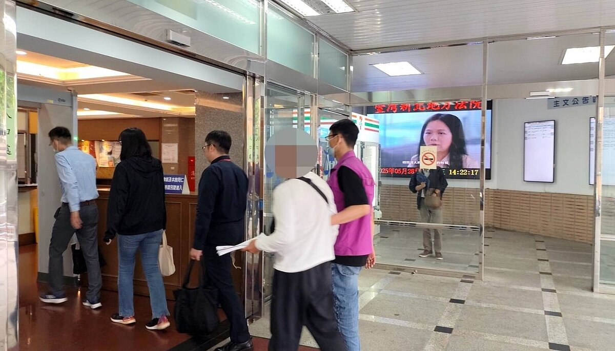 新北市胡姓男子(右)3年前出售房屋欠稅349萬元,今年5月底遭行政執行署新北分署向法院聲請管收獲准,執行20天後急辦分期先繳100萬於日前獲釋。圖/記者王長鼎翻攝