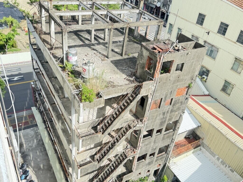 高雄鹽埕區老屋荒廢多年，遭周邊居民擔憂居住安全。圖／讀者提供