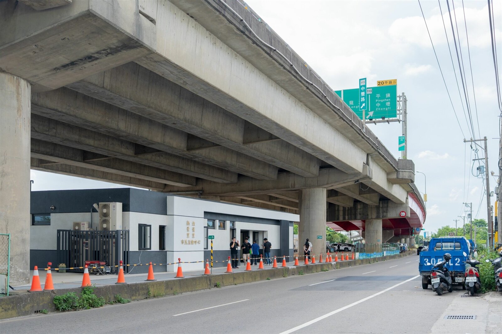 交通部高速公路局中壢工務段無償提供66快速道路橋下空間,讓兩棟活動中心工程能順利推動。圖:市府提供