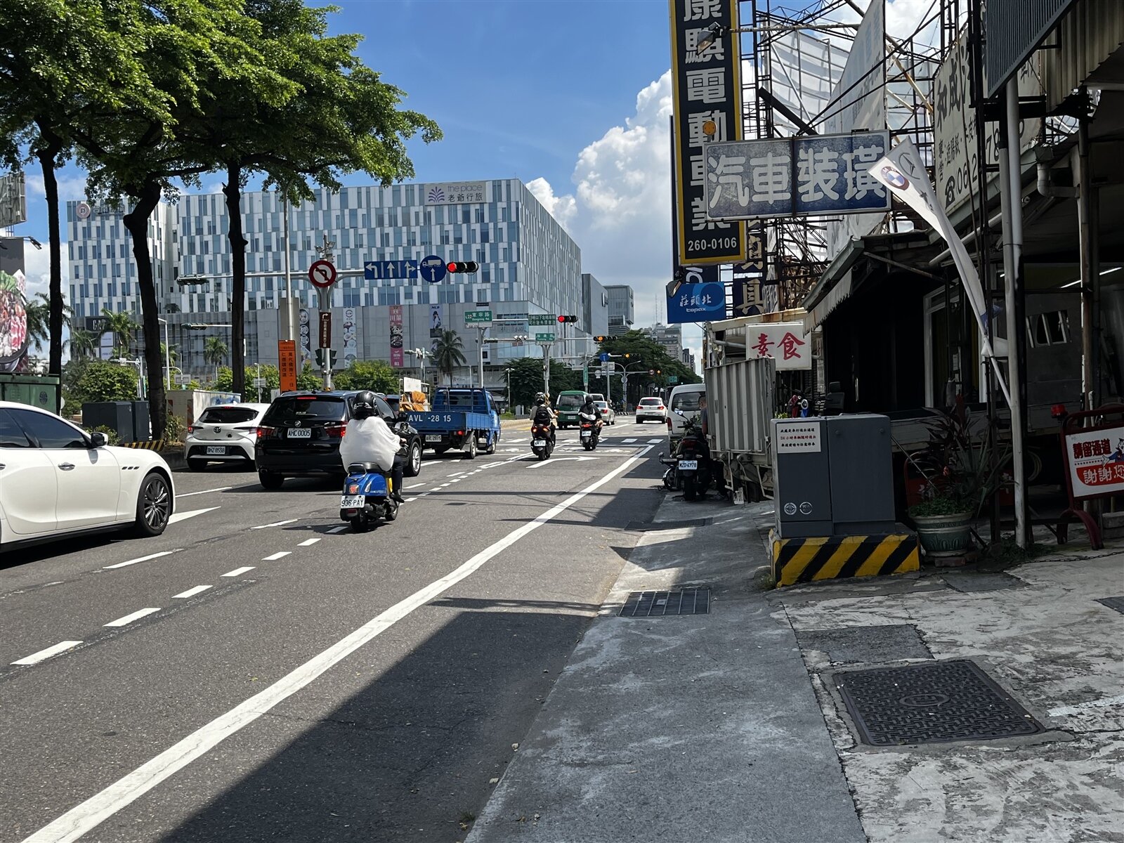 台南市東區中華東路是主要幹道,也是未來捷運藍線的路線,全長約2.7公里,但人行道長年狀況不佳,行人須閃避電箱、違停車輛,甚至與車爭道。記者吳淑玲/攝影