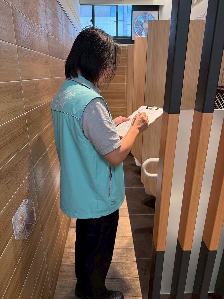 北市建安國小家長會的「香香巡守員」,抽查廁所的打掃品質。圖/盧欣業提供