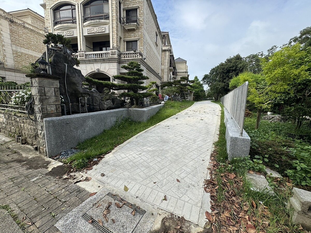 林口區泰林路三段與仁愛路一段間的L型空地遭圍設占用,市府團隊合作排除占用,重新規劃為綠色步道,近日已完工開放使用。圖為完工後。圖/新北市工務局提供