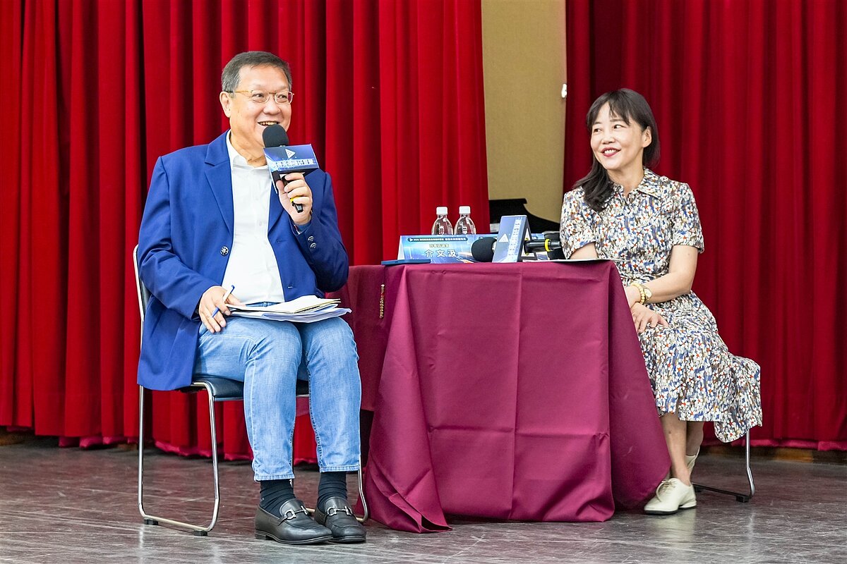 介文汲(圖左)認為網路對傳媒出身的評論員,是全新挑戰。尹乃菁(圖右)則提醒學生堅守"數位品德",不要成為錯誤訊息的傳播者。圖/中華文化推廣協會提供