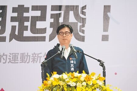 高雄市長陳其邁21日受訪時表示,未來「地面型」光電一律不准開發。(任義宇攝)