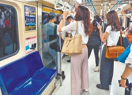 近來頻傳有人在大眾運輸上以言詞羞辱、動手打人方式逼其他人讓出博愛座事件,台北捷運上年輕民眾寧願站著也不願坐空著的博愛座。(陳君瑋攝)