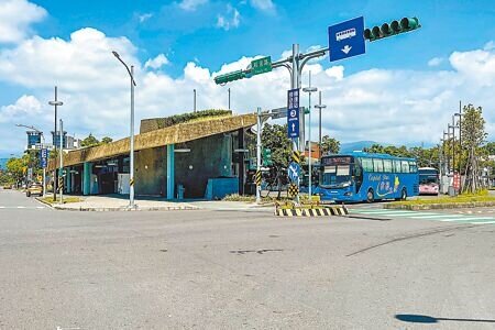 宜蘭縣政府辦理「宜蘭轉運站及周邊交通空間優化工程」,從6月23日起封閉部分區域,工程預計8月底完工。(李忠一攝)