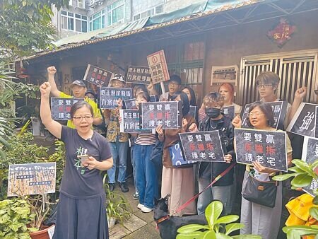 新北市新店區公圳蔡家老宅後人賴碧珍(左前),21日與民間團體呼籲暫緩執行拆除。(王揚傑攝)