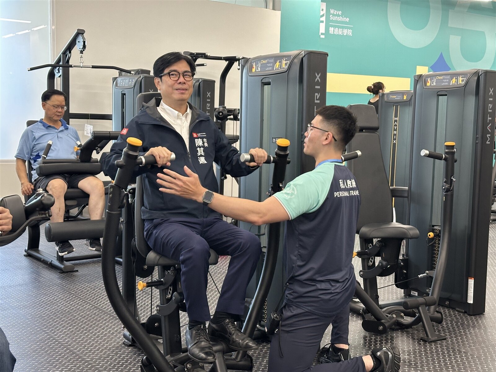 高雄市長陳其邁體驗岡山運動中心健身房,在健身教練指導下使用設備。記者巫鴻瑋/攝影