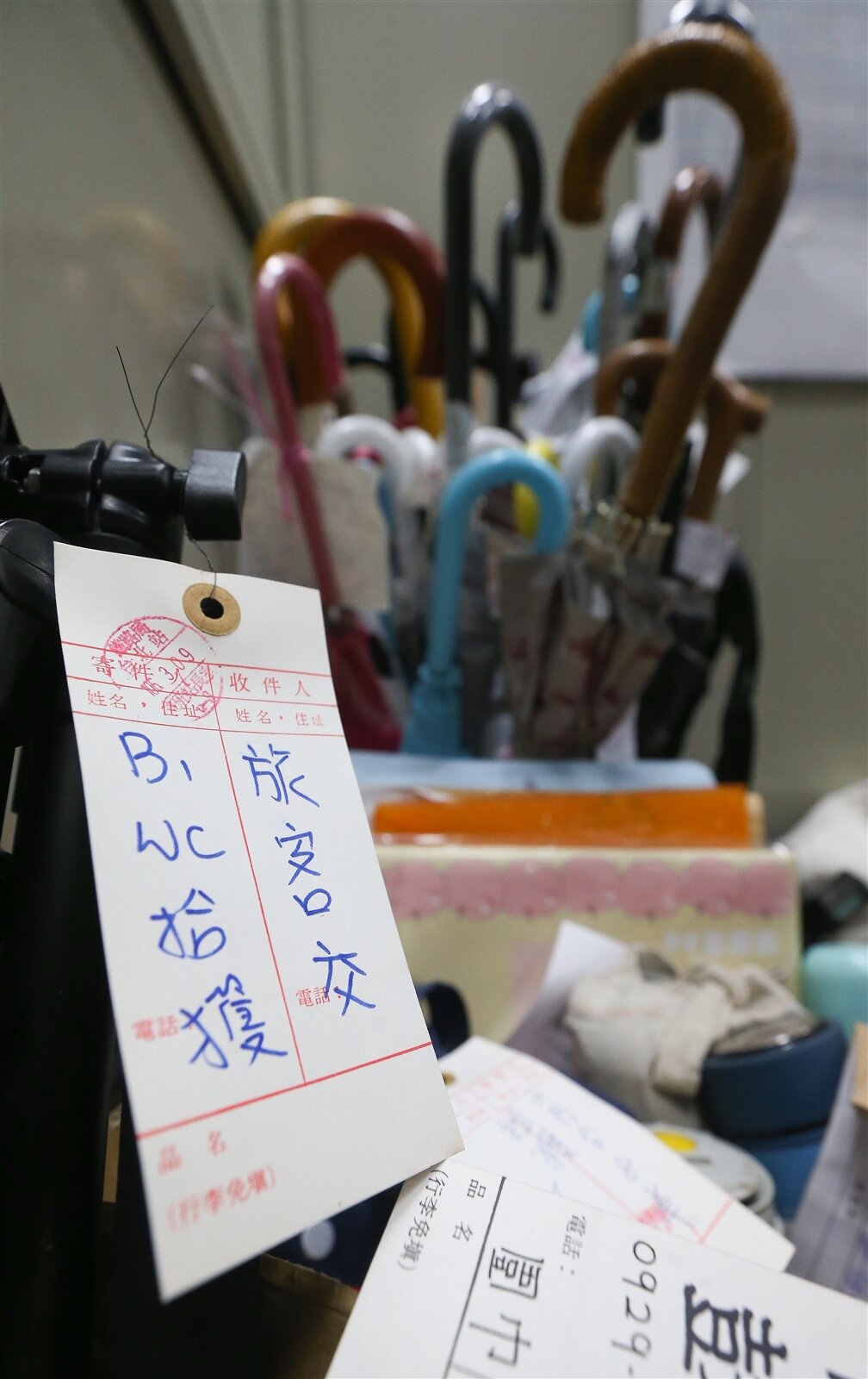台鐵在2018年至2023年期間,拾獲超過19萬件遺失,光是去年就有7萬2906件遺失物。圖為值班站長室內堆放的大量遺失物。圖/聯合報系資料照片