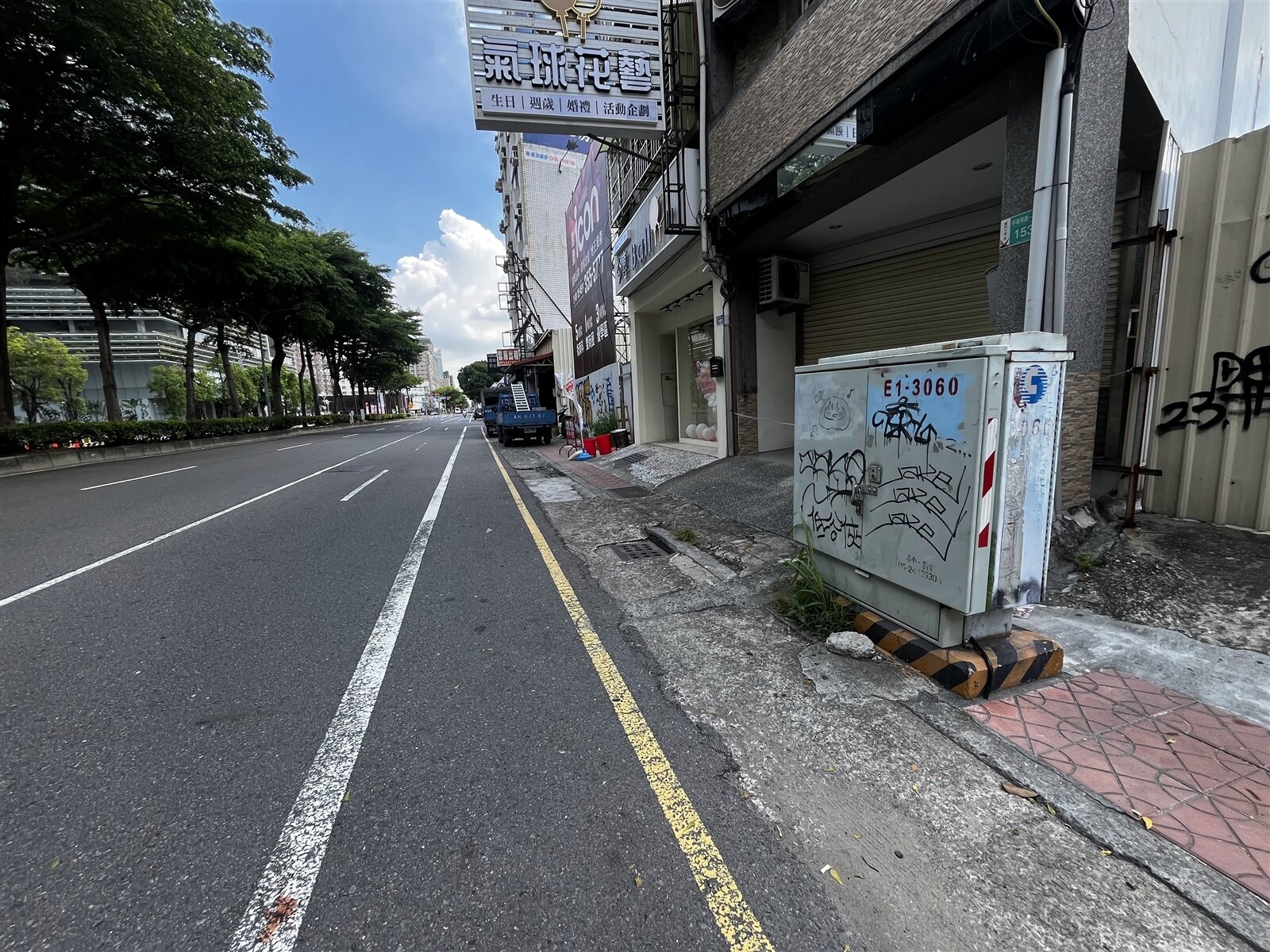 台南市東區中華東路是主要幹道,也是未來捷運藍線的路線,全長約2.7公里,但人行道長年狀況不佳,行人須閃避電箱、違停車輛,甚至與車爭道。記者吳淑玲/攝影