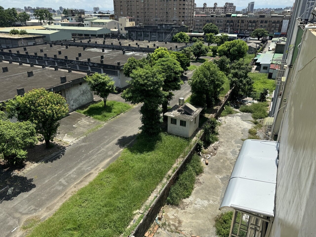 高雄市二聖路住戶占用台鐵機廠圍牆外緩衝帶,盼以承購土地方式解決。記者郭韋綺/攝影