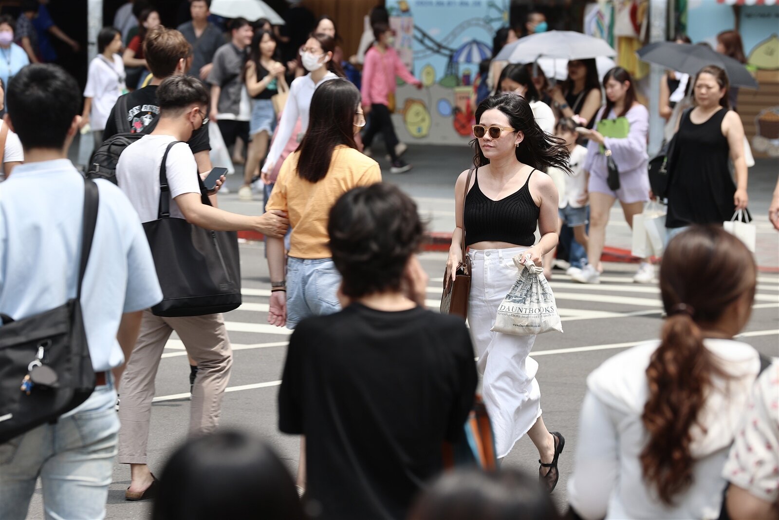 近期天氣炎熱,各地大致為晴午後多雲,應注意防曬、防中暑。本報資料照片
