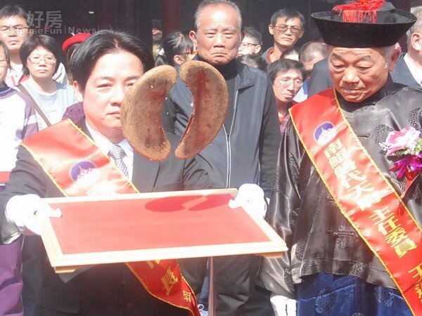 台南市長賴清德在台灣宗教中心南鯤鯓代天府抽出馬年國運籤。