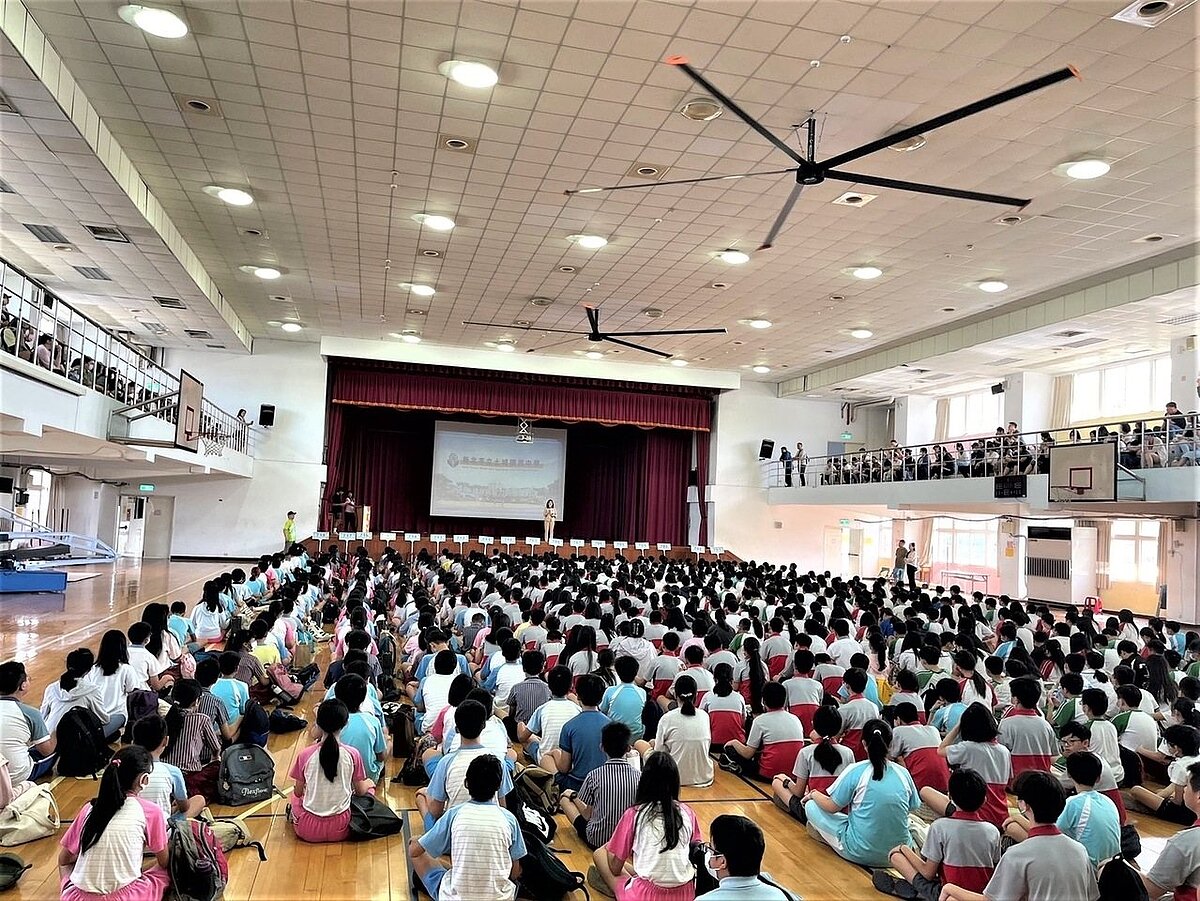 新北市各國中20日舉行114學年度新生實體報到作業,比去年度增加逾90班,供不應求。圖/新北市教育局提供