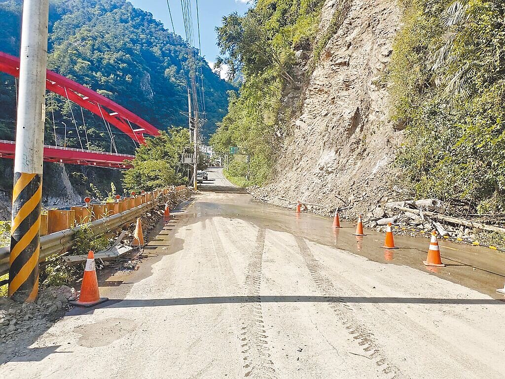 八仙山森林遊樂區入口處邊坡20日發生土石崩塌導致道路中斷,經搶通後八仙山林道21日開通,森林遊樂區則於22日恢復開園。(林業署提供/李京昇台中傳真)