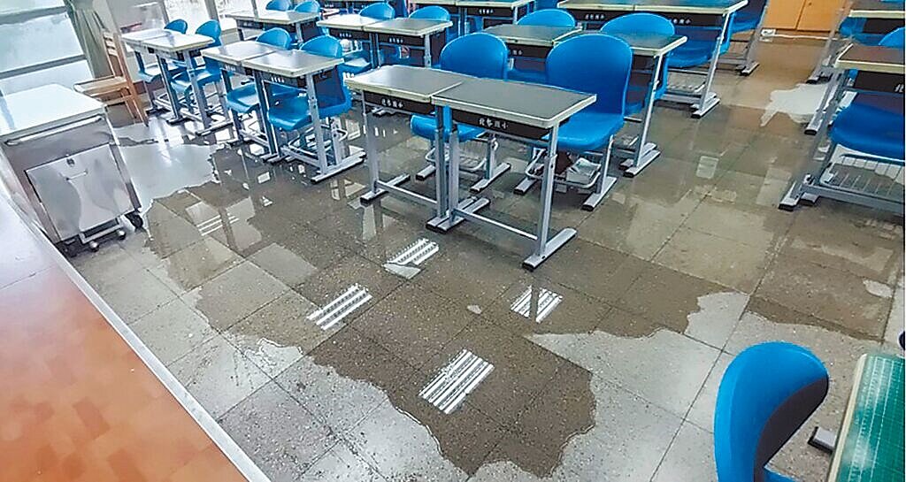 台中市教育產業工會接獲北勢國小教師爆料,學校樓頂教室漏水沒人管,造成地面積水窘境。(台中市教育產業工會提供/陳淑娥台中傳真)