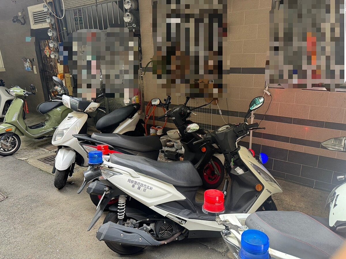 新北市三重區1名49歲張姓女子把自己反鎖在房間整天未出,母親報案後由消防隊協助破門,發現女子倒臥床上已經氣絕,房間內則找到微量海洛因及安非他命毒品,死因尚待司法相驗確定。圖/記者林昭彰翻攝