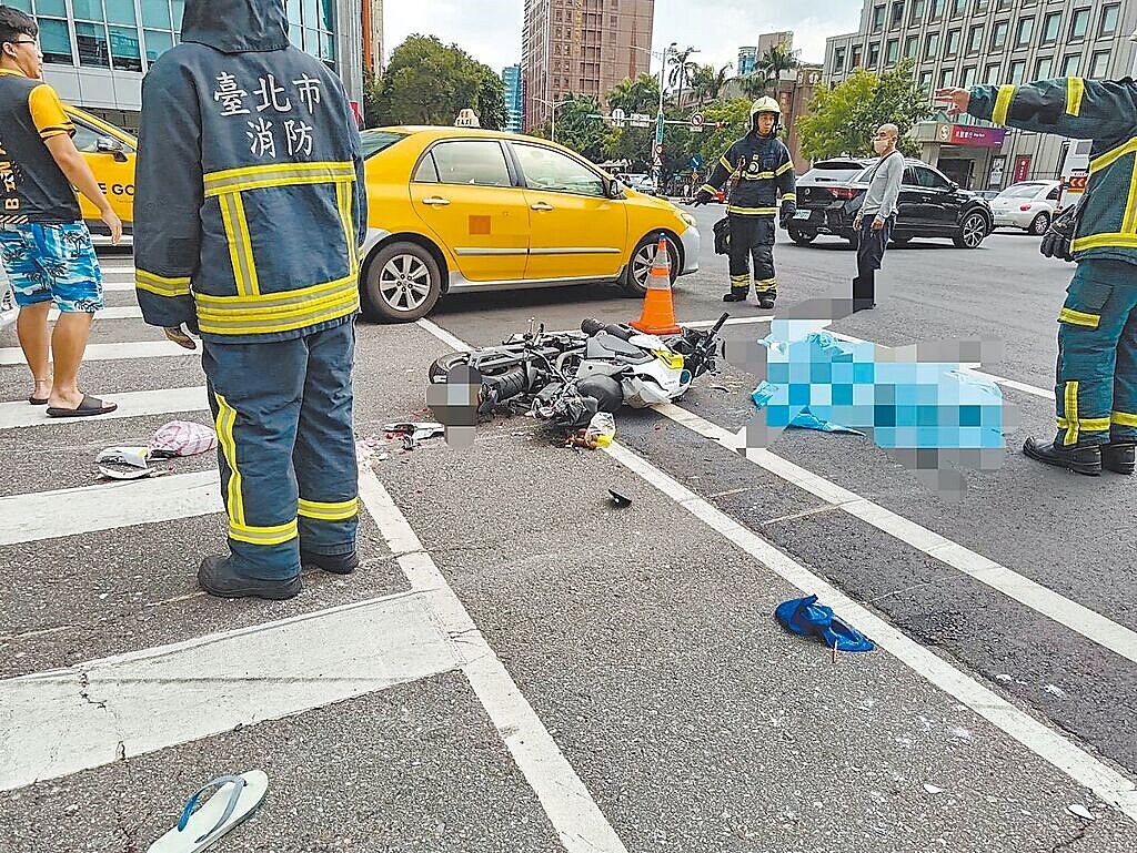 北市新生南路、忠孝東路口,21日下午發生吊車撞到3輛機車的交通事故,造成19歲女大生當場死亡,1名男騎士骨折送醫。(警方提供/林郁平攝)