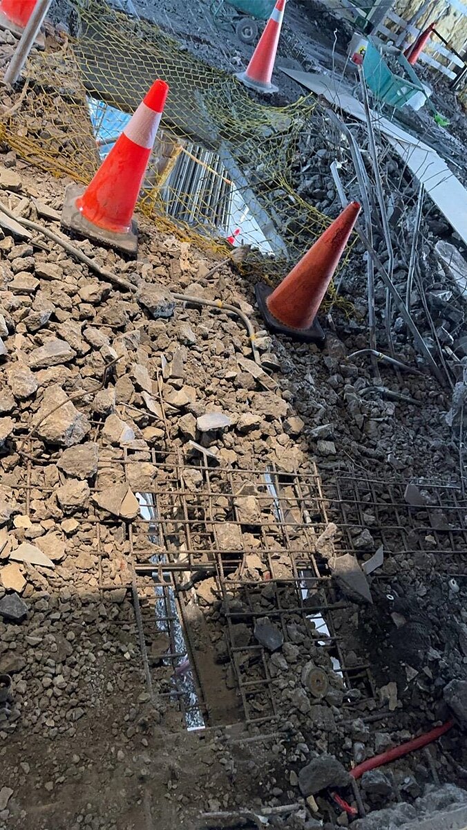 台中新光三越修復工程出現鐵板坍塌，新光三越稱是工程既定項目，市府則認為是工安意外，要求局部停工。圖／台中市府提供
