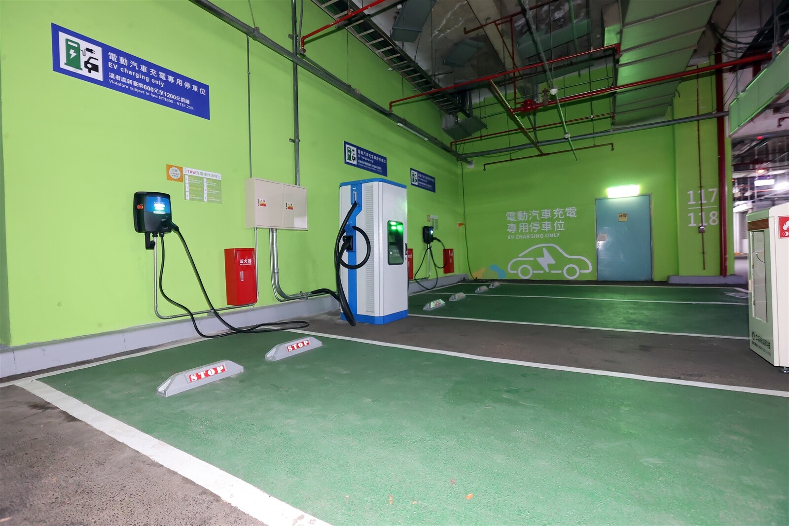 議員陳宥丞調查發現，北市公有路外停車場的電動車充電設備，竟沒依內政部指引優先設B1、靠車道出口等處；清查133處公有路外停車場，有30個設在不符規定，設在B2或更下層位置。本報資料照片 