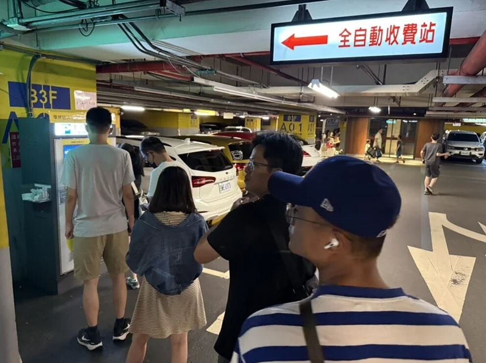 宜蘭市神農商圈今天下午突然發生大停電，連同蘭城新月廣場也遭波及，百貨賣場瞬間陷入黑暗、空調停擺，還在用餐客人受不了紛紛喊熱，湧入停車場開車離場。圖／讀者提供
