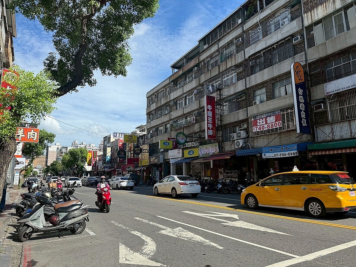 高雄漢神巨蛋生活圈房價大衝,而僅距離巨蛋約10分鐘左右車程的建工商圈,房價親民許多。圖/好房網News記者林和謙/攝