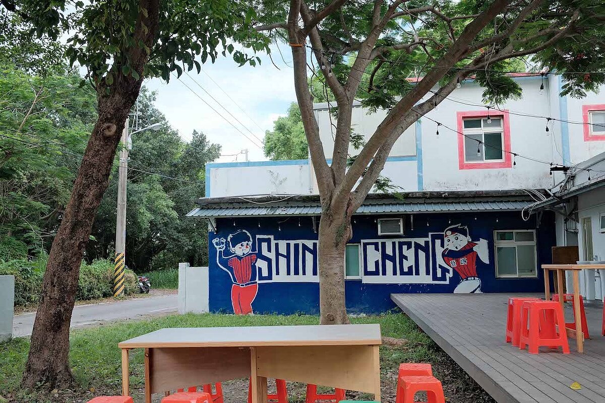 「練習曲小書屋」外牆彩繪由逢甲大學學生親手繪製。圖/富宇提供