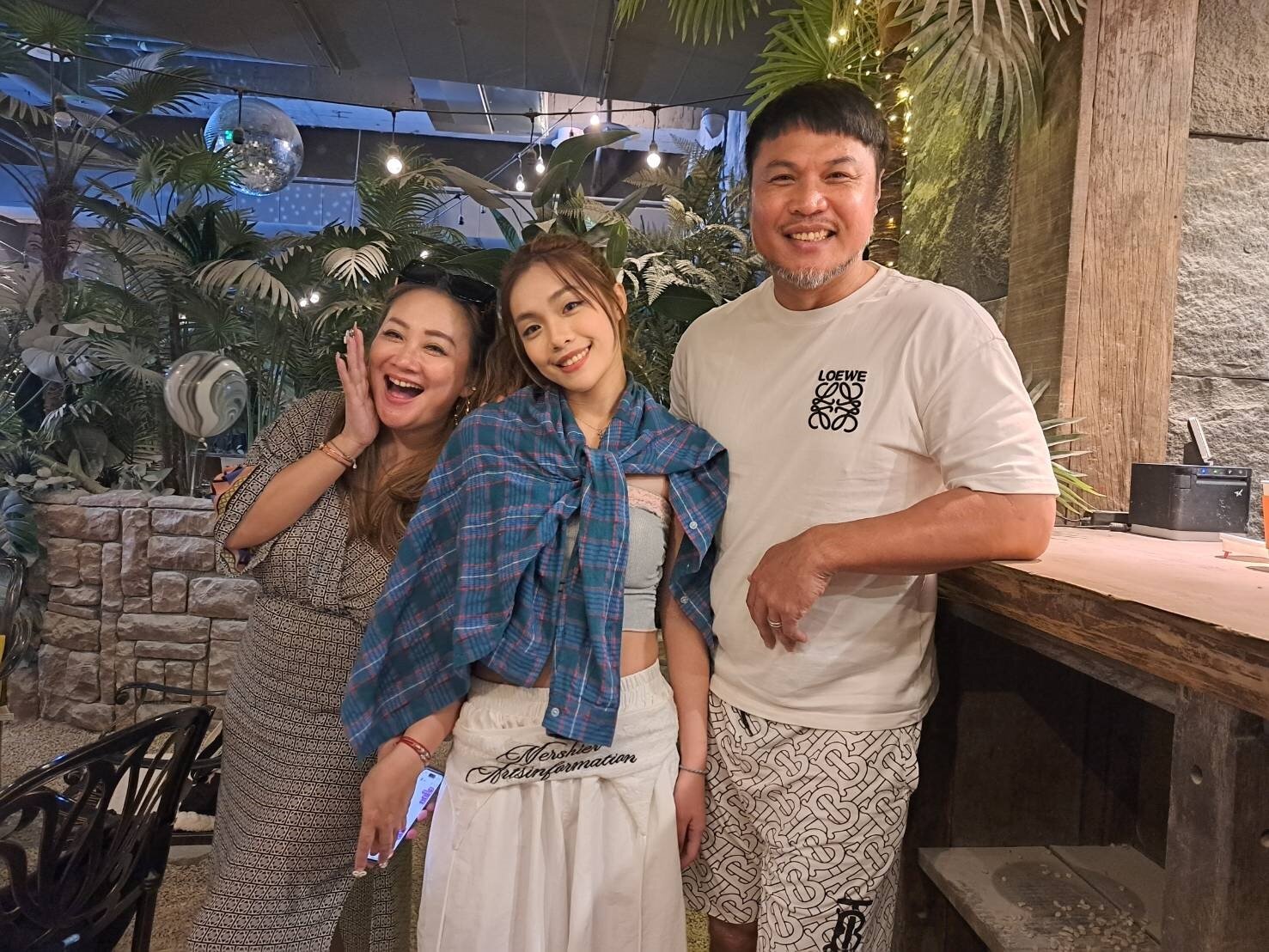 林秀琴（左起）、女兒陳琳和陳致遠一家三口同框。記者林怡秀／攝影 